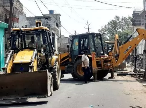 Bareilly: जेसीबी ने कंबाइन नंबर पर दौड़ाई, ओवरब्रिज निर्माण में हड़कंप Bareilly: जेसीबी ने कंबाइन नंबर पर दौड़ाई, ओवरब्रिज निर्माण में हड़कंप