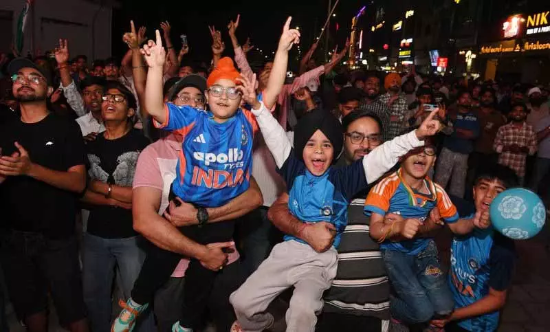 भारत के T20 WC जीतने पर Ludhiana के लोग सड़कों पर उमड़ पड़े भारत के T20 WC जीतने पर Ludhiana के लोग सड़कों पर उमड़ पड़े