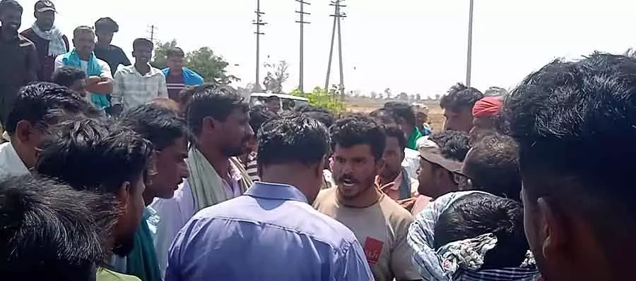 Byadagi : किसानों ने अपर्याप्त बिजली आपूर्ति के खिलाफ विरोध प्रदर्शन किया Byadagi : किसानों ने अपर्याप्त बिजली आपूर्ति के खिलाफ विरोध प्रदर्शन किया