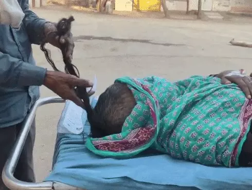 Nuh: नूंह में विवाहिता को पीटा और सिर के बाल काटे, नशीला जूस दिया गया Nuh: नूंह में विवाहिता को पीटा और सिर के बाल काटे, नशीला जूस दिया गया