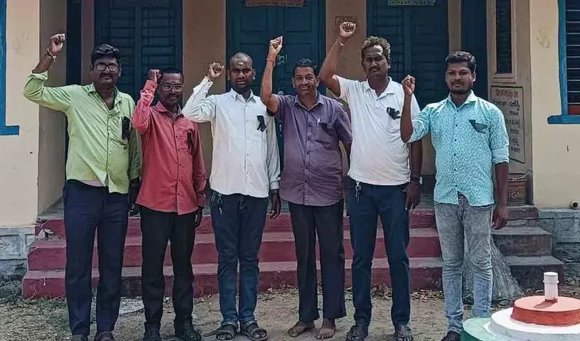 Samagra Shiksha कर्मचारियों ने काले बिल्ले लगाकर विरोध प्रदर्शन किया Samagra Shiksha कर्मचारियों ने काले बिल्ले लगाकर विरोध प्रदर्शन किया