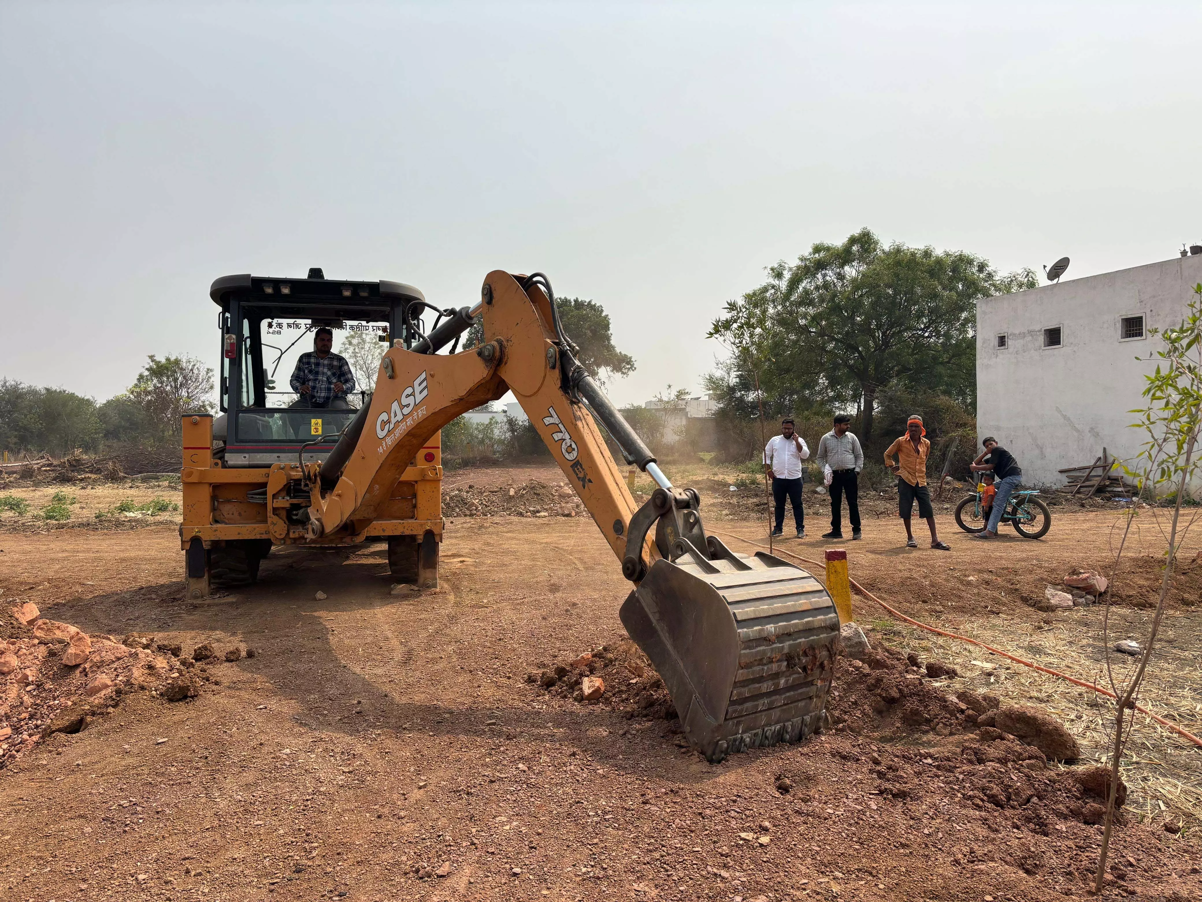 भाठागांव भर्रीखार में 1 एकड़ की अवैध प्लाटिंग पर चला बुलडोजर भाठागांव भर्रीखार में 1 एकड़ की अवैध प्लाटिंग पर चला बुलडोजर