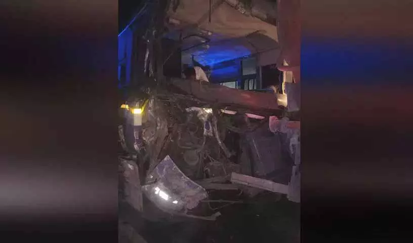 करीमनगर जिले में TGSRTC बस से धुआं निकला, यात्रियों को सुरक्षित निकाला गया करीमनगर जिले में TGSRTC बस से धुआं निकला, यात्रियों को सुरक्षित निकाला गया