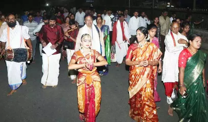 12 साल की कुचिपुड़ी डांसर ने Yadadri Temple में 3 km तक गिरि प्रदक्षिणा की 12 साल की कुचिपुड़ी डांसर ने Yadadri Temple में 3 km तक गिरि प्रदक्षिणा की