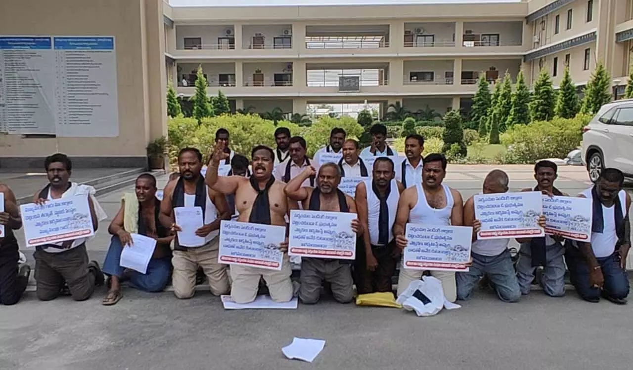 Suryapet: पूर्व सरपंचों ने पेंडिंग बिलों को लेकर शर्टलेस होकर विरोध प्रदर्शन किया Suryapet: पूर्व सरपंचों ने पेंडिंग बिलों को लेकर शर्टलेस होकर विरोध प्रदर्शन किया