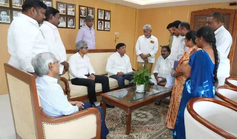 BRS ने काजीपेट कोच फैक्ट्री और विस्थापित परिवारों के लिए नौकरियों पर स्पष्टता मांगी BRS ने काजीपेट कोच फैक्ट्री और विस्थापित परिवारों के लिए नौकरियों पर स्पष्टता मांगी