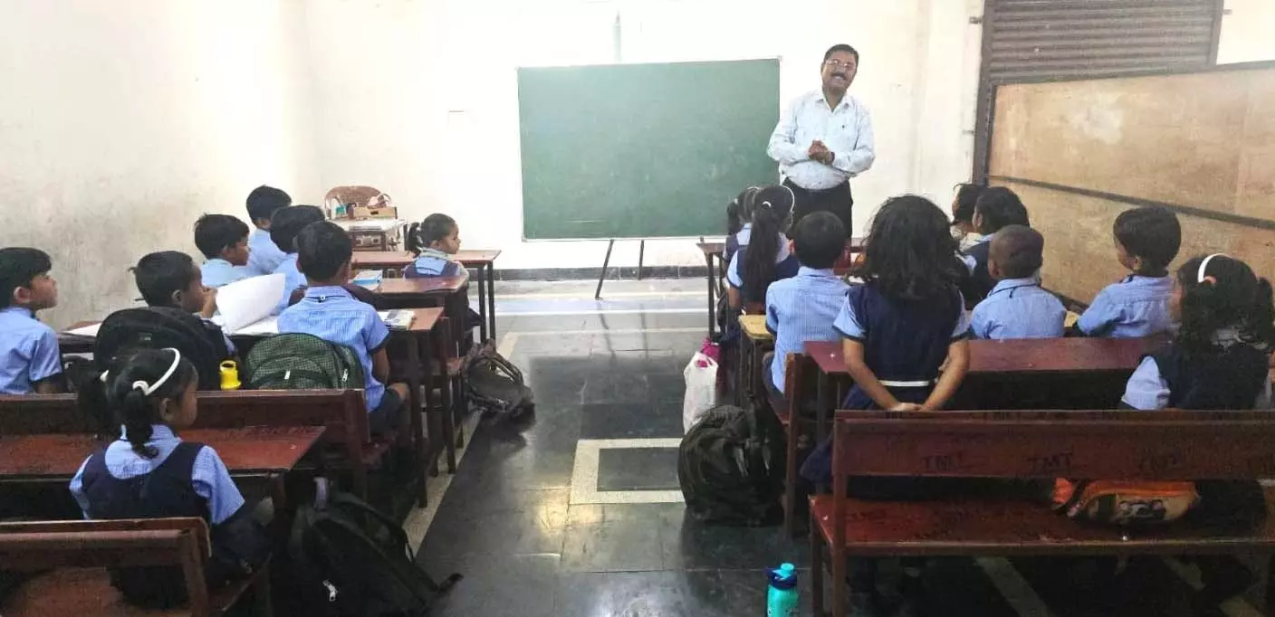 जिला शिक्षा अधिकारी ने परीक्षा केन्द्रों व विद्यालयों का किया औचक निरीक्षण जिला शिक्षा अधिकारी ने परीक्षा केन्द्रों व विद्यालयों का किया औचक निरीक्षण