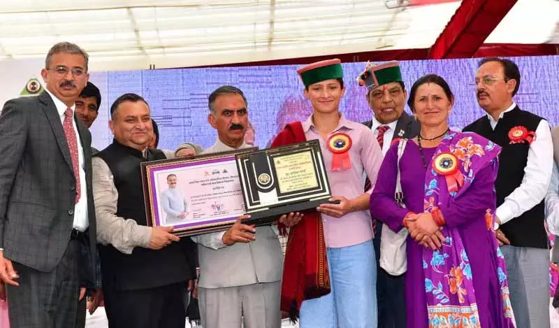 Himachal CM ने नाहन में राज्य स्तरीय समारोह में सफल महिलाओं को सम्मानित किया Himachal CM ने नाहन में राज्य स्तरीय समारोह में सफल महिलाओं को सम्मानित किया