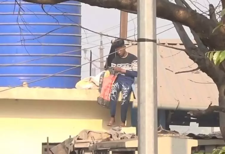 आमानाका चौपाटी में खुलेआम बिक रही अवैध शराब, वीडियो वायरल आमानाका चौपाटी में खुलेआम बिक रही अवैध शराब, वीडियो वायरल