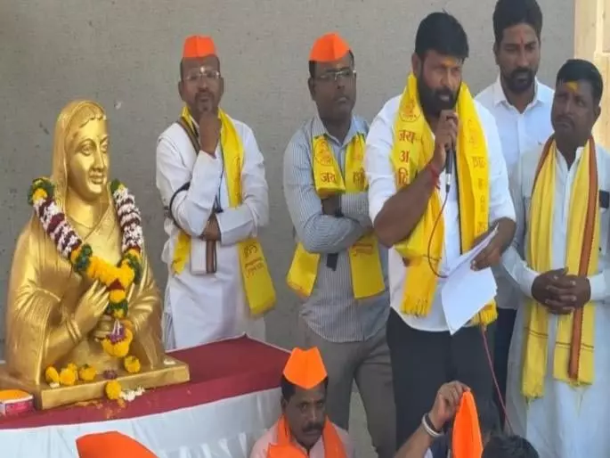 Laxman Hake ने अहिल्यादेवी होल्कर की जगह अजित पवार को लाने के कदम की आलोचना की Laxman Hake ने अहिल्यादेवी होल्कर की जगह अजित पवार को लाने के कदम की आलोचना की