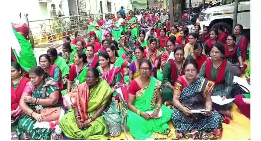 Ganjam में महिला हेल्थ वर्कर्स का प्रमोशन को लेकर धरना Ganjam में महिला हेल्थ वर्कर्स का प्रमोशन को लेकर धरना
