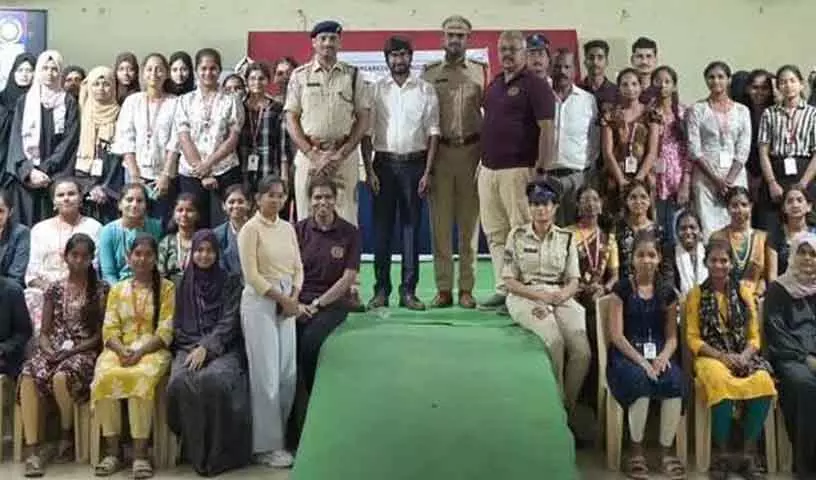 छात्राओं को साइबर सुरक्षा को लेकर DSP की सलाह छात्राओं को साइबर सुरक्षा को लेकर DSP की सलाह
