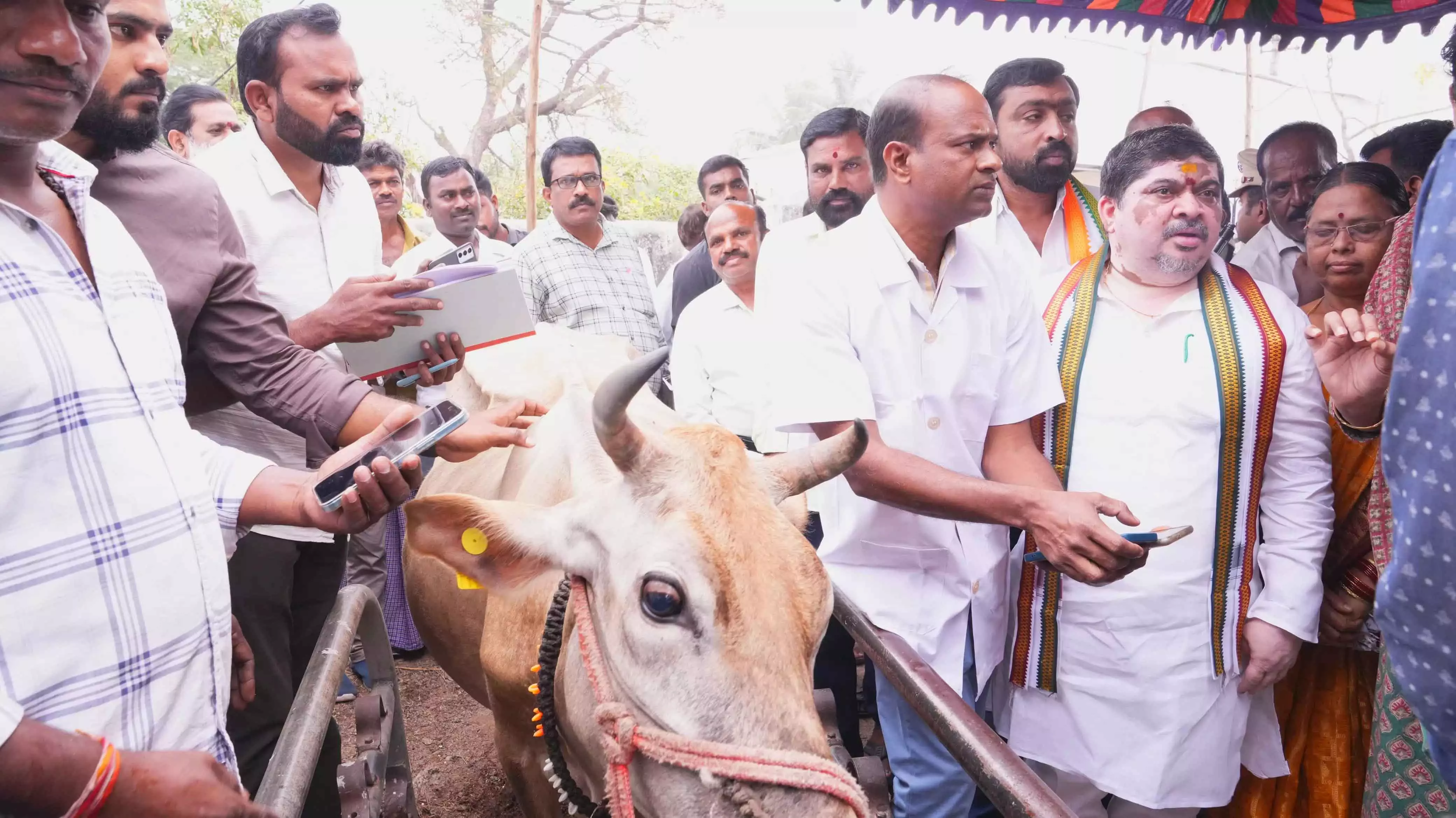 Karimnagar के नवाबपेट गांव में प्रभाकर ने विकास और वैक्सीनेशन की अपील की Karimnagar के नवाबपेट गांव में प्रभाकर ने विकास और वैक्सीनेशन की अपील की