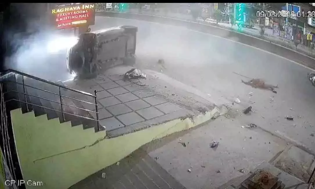 Nalgonda में तेज़ रफ़्तार कार से सफ़ाई कर्मचारी और स्कूटर सवार घायल Nalgonda में तेज़ रफ़्तार कार से सफ़ाई कर्मचारी और स्कूटर सवार घायल