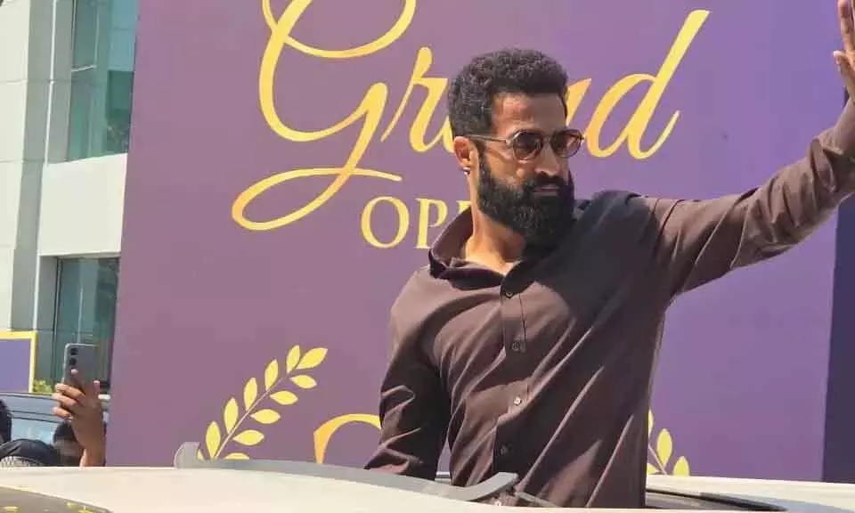 जूनियर NTR का नया लुक फैंस के लिए चिंता का विषय जूनियर NTR का नया लुक फैंस के लिए चिंता का विषय
