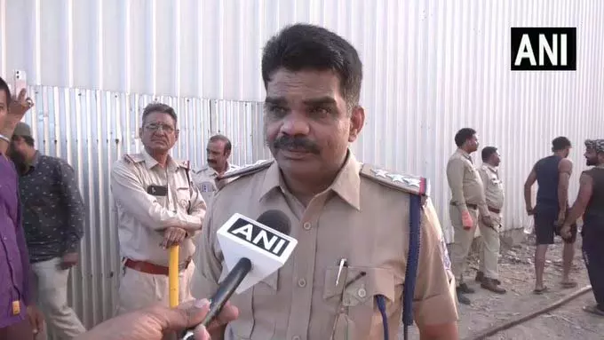 बाबा ट्रैवल्स बस में लगी आग, फायर ब्रिगेड ने मौके पर कार्रवाई की बाबा ट्रैवल्स बस में लगी आग, फायर ब्रिगेड ने मौके पर कार्रवाई की
