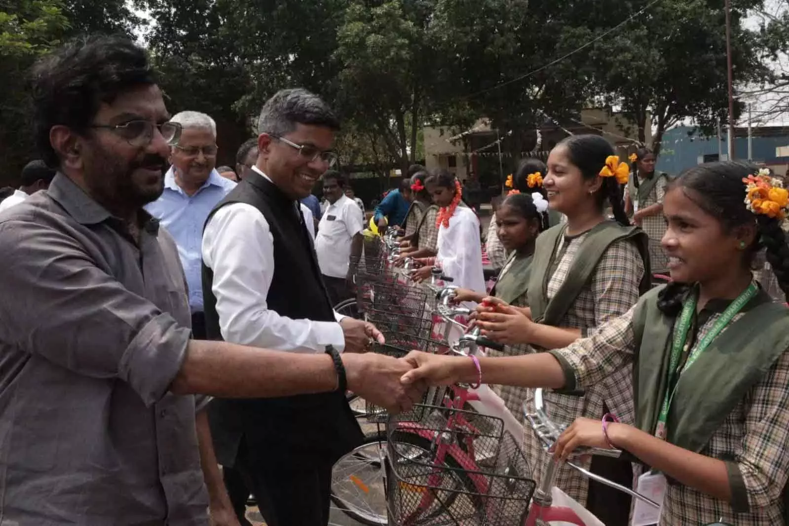 SEIL एनर्जी ने पोडालकुरु के स्कूलों में 576 साइकिलें वितरित की SEIL एनर्जी ने पोडालकुरु के स्कूलों में 576 साइकिलें वितरित की