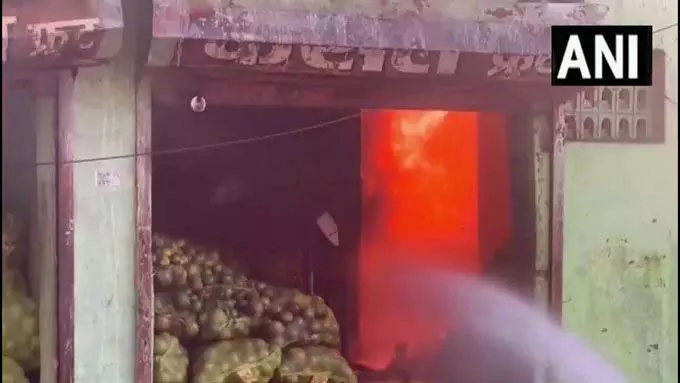 LIVE VIDEO : फल बाजार, कचरे में भड़की आग LIVE VIDEO : फल बाजार, कचरे में भड़की आग