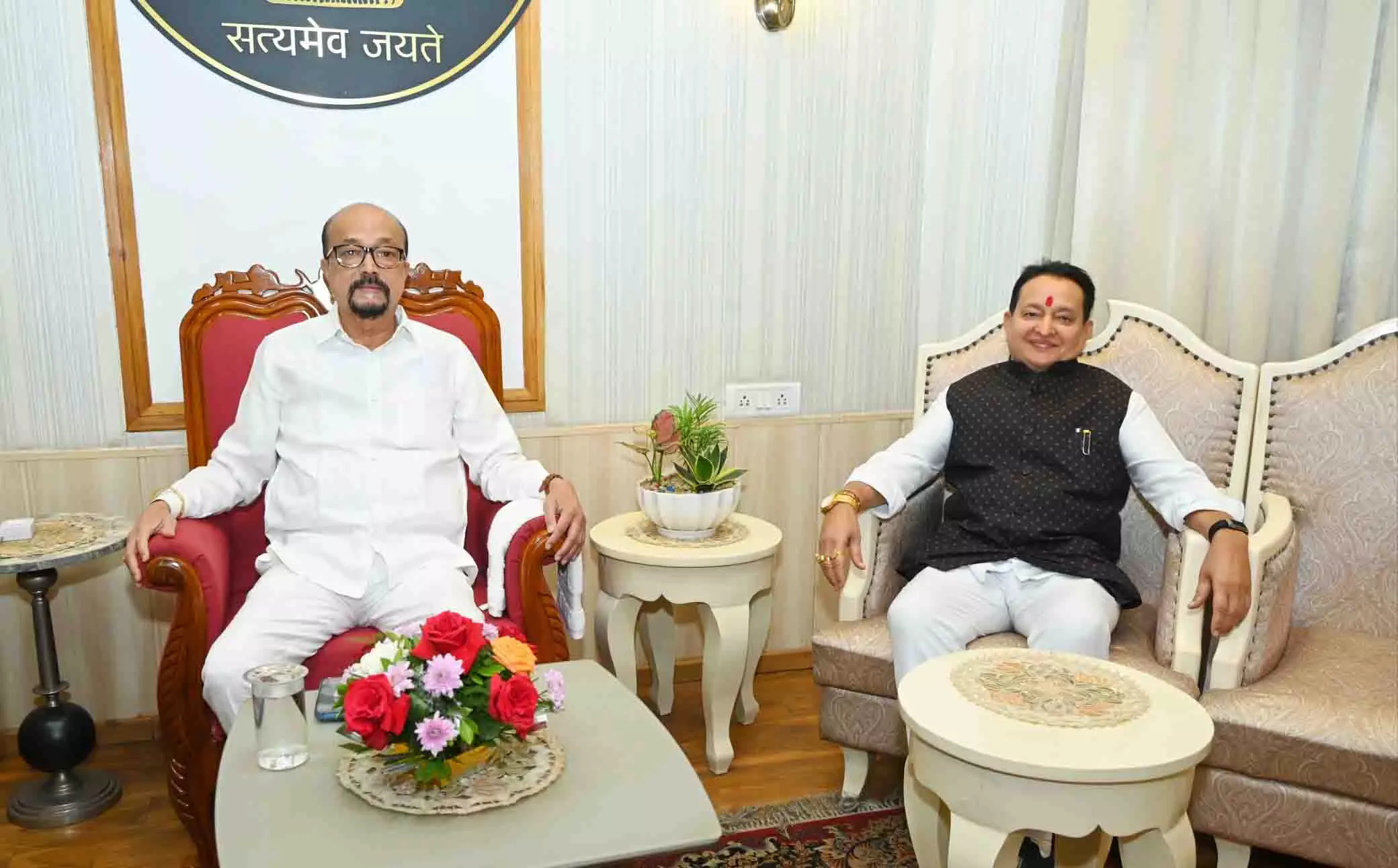 बसना विधायक संपत अग्रवाल ने राज्यपाल रमेन डेका से की सौजन्य भेंट बसना विधायक संपत अग्रवाल ने राज्यपाल रमेन डेका से की सौजन्य भेंट