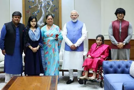 वसुंधरा राजे ने परिवार के साथ पीएम मोदी से की मुलाकात वसुंधरा राजे ने परिवार के साथ पीएम मोदी से की मुलाकात