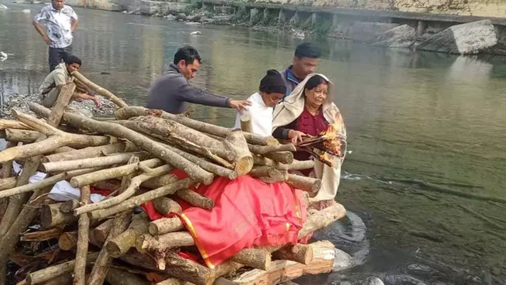 Bageshwar: बागेश्वर में बेटियों का साहस, मां के अंतिम संस्कार में निभाई पारंपरिक जिम्मेदारी Bageshwar: बागेश्वर में बेटियों का साहस, मां के अंतिम संस्कार में निभाई पारंपरिक जिम्मेदारी