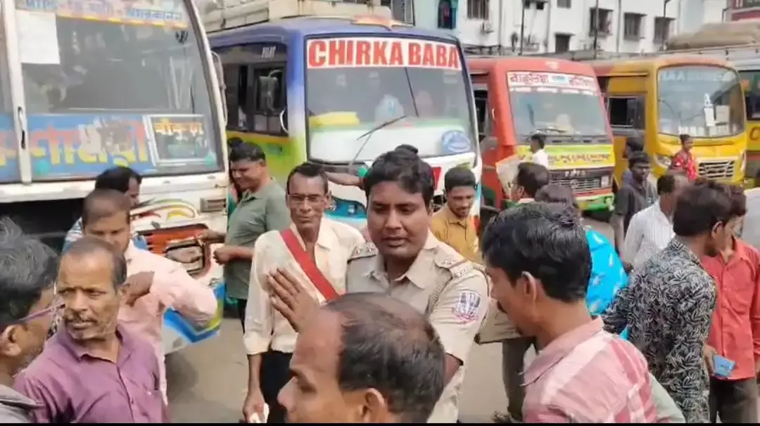 Asansol: ट्रैफिक व्यवस्था सुधारने के लिए पुलिस का सख्त कदम Asansol: ट्रैफिक व्यवस्था सुधारने के लिए पुलिस का सख्त कदम