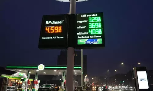 ईंधन की कीमतों में बढ़ोतरी से अमेरिका में राजनीतिक विवाद ईंधन की कीमतों में बढ़ोतरी से अमेरिका में राजनीतिक विवाद