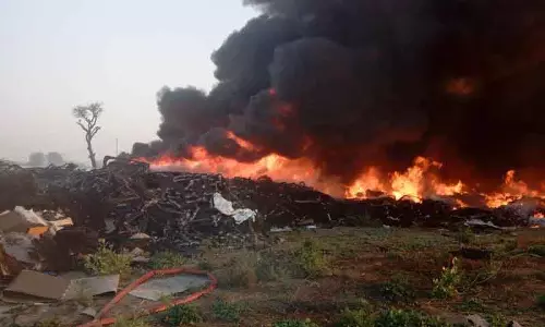 Gurugram गांव में अवैध कबाड़खाने में भीषण आग, कोई हताहत नहीं
