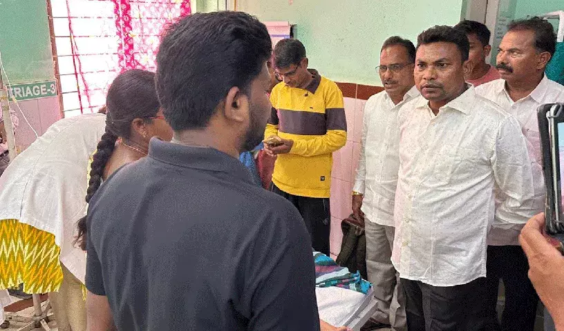 Kothagudem के मनुगुरु बीसी गुरुकुल में फ़ूड पॉइज़निंग से 15 छात्र बीमार पड़ गए Kothagudem के मनुगुरु बीसी गुरुकुल में फ़ूड पॉइज़निंग से 15 छात्र बीमार पड़ गए