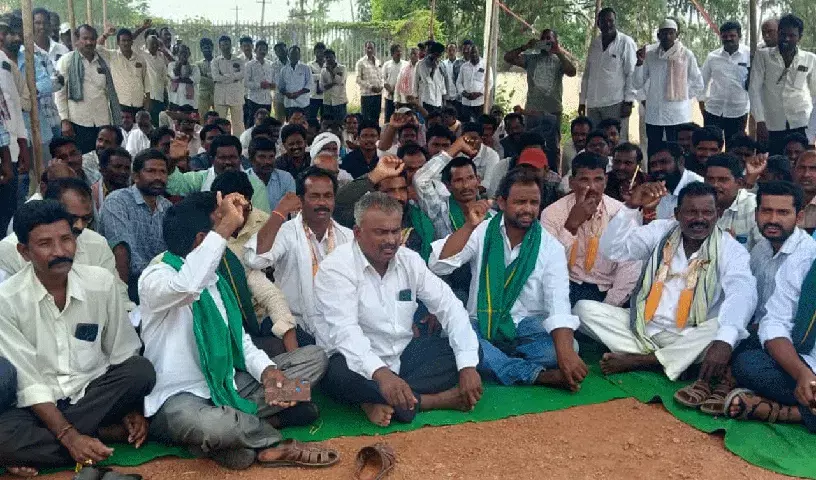 Khammam में मक्का किसान परेशान हैं क्योंकि मार्कफेड ने अभी तक खरीद केंद्र नहीं खोले