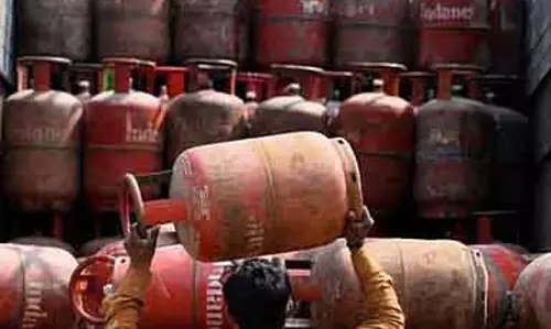 Tamil Nadu : रसोई गैस सिलेंडर खरीदने के लिए 25 दिन का ग्रेस पीरियड Tamil Nadu : रसोई गैस सिलेंडर खरीदने के लिए 25 दिन का ग्रेस पीरियड