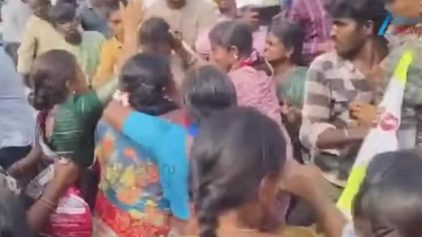 Telangana के Khammam में वेलुगुमटला विरोध प्रदर्शन के दौरान महिला कांस्टेबल पर हमला