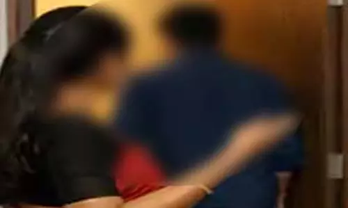 बेटे के बर्थडे के दिन महिला ने की गंदा काम, युवक को फंसाया, ब्लैकमेलिंग पर उतर आई अब बेटे के बर्थडे के दिन महिला ने की गंदा काम, युवक को फंसाया, ब्लैकमेलिंग पर उतर आई अब
