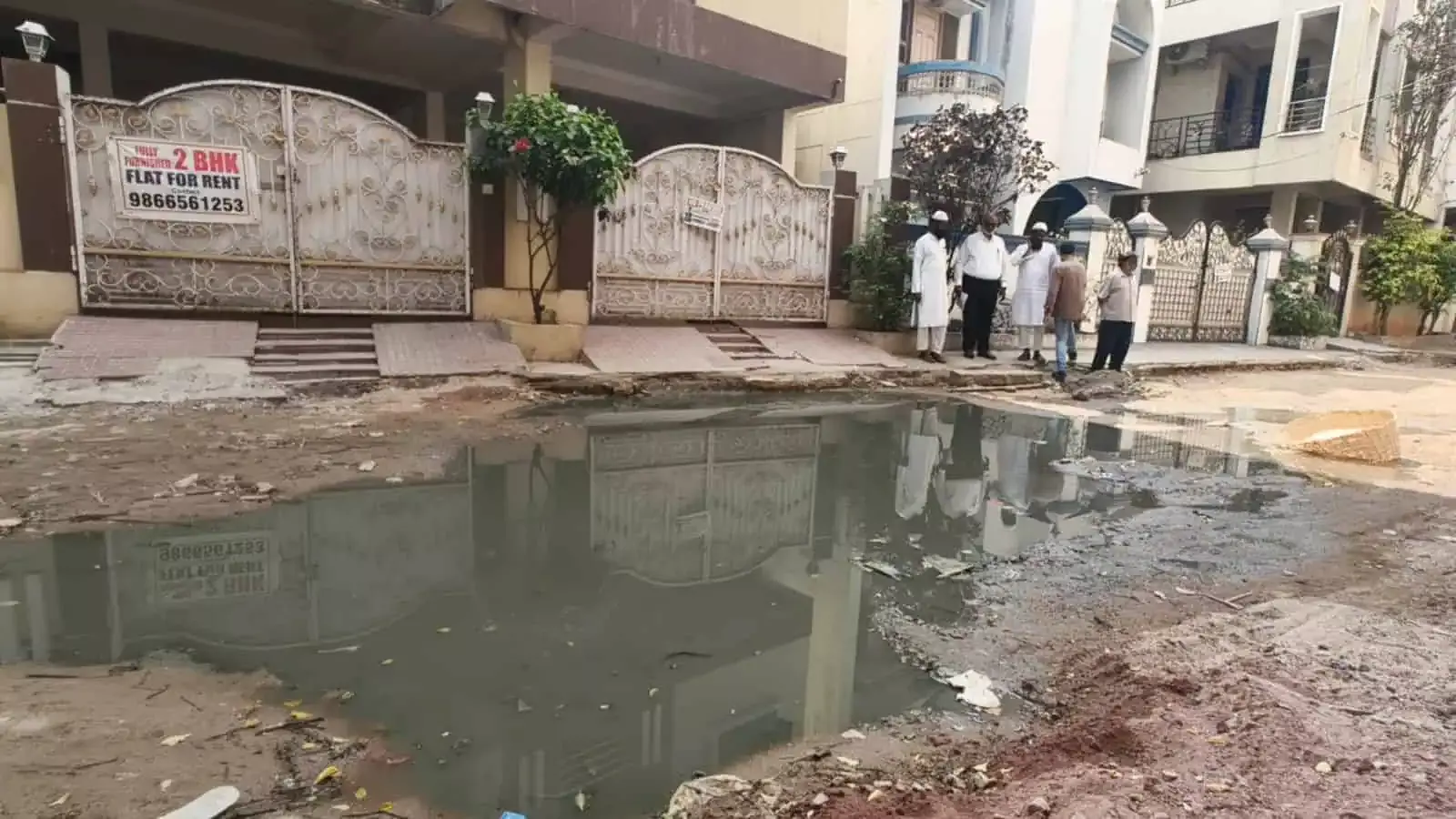 Overflowing drainage, खुदी हुई सड़कें: टोलीचौकी के निवासियों ने चिंता जताई