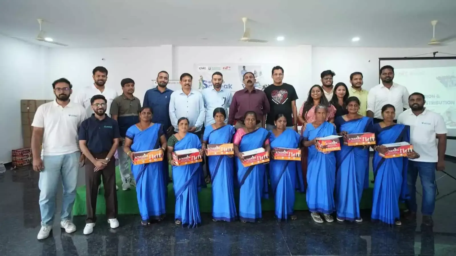 Hyderabad में सफाई कर्मचारियों को अंतरराष्ट्रीय महिला दिवस पर सुरक्षा जूते मिले Hyderabad में सफाई कर्मचारियों को अंतरराष्ट्रीय महिला दिवस पर सुरक्षा जूते मिले