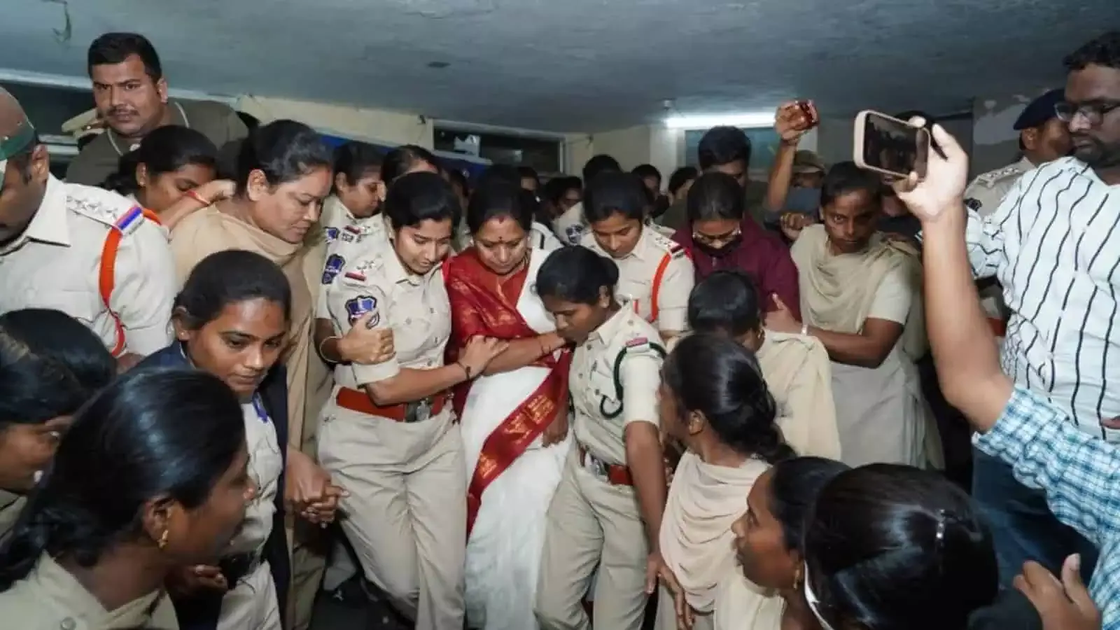 Telangana police ने खम्मम में कविता की भूख हड़ताल रोकी, गिरफ्तार किया Telangana police ने खम्मम में कविता की भूख हड़ताल रोकी, गिरफ्तार किया