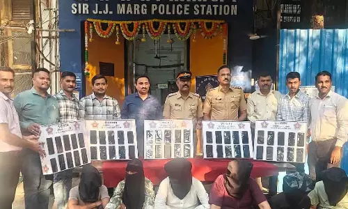 Mumbai पुलिस ने इंटरस्टेट गैंग का भंडाफोड़ किया, 52 चोरी के मोबाइल बरामद किए, 16 चोरी के मामले सुलझाए Mumbai पुलिस ने इंटरस्टेट गैंग का भंडाफोड़ किया, 52 चोरी के मोबाइल बरामद किए, 16 चोरी के मामले सुलझाए