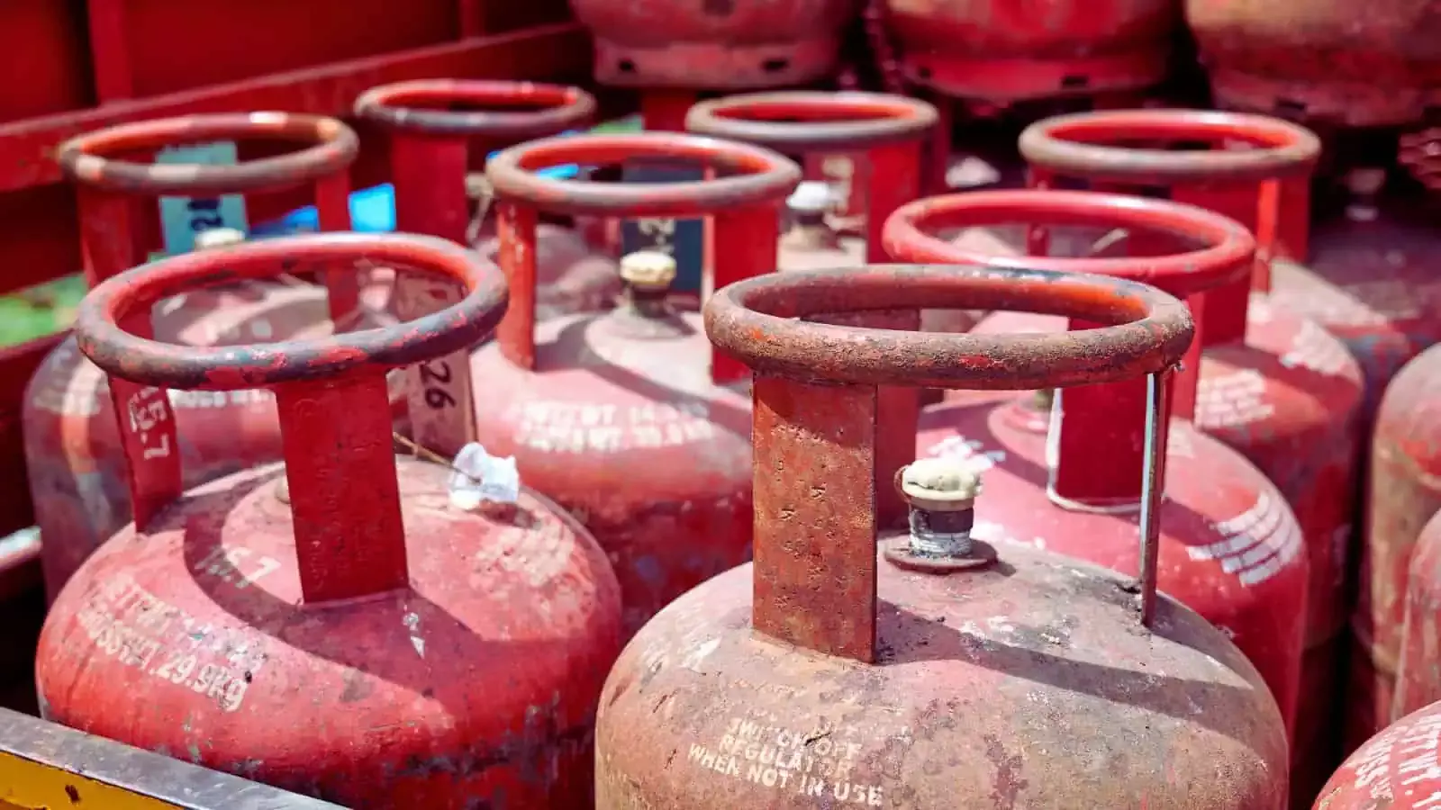 भारत ने LPG सप्लाई के मुद्दों की जांच के लिए कमेटी बनाई, रेस्टोरेंट बंद होने की चेतावनी दी