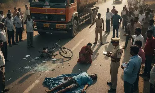 Indore : टैंकर की चपेट में आने से 8 साल के बच्चे की मौत Indore : टैंकर की चपेट में आने से 8 साल के बच्चे की मौत