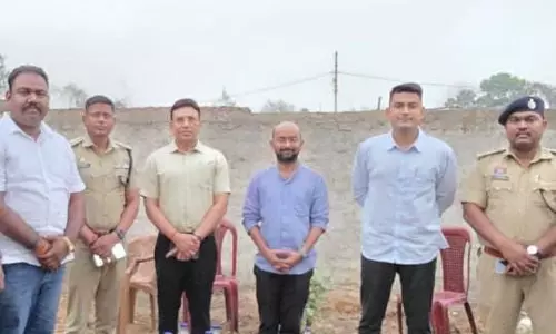 कलेक्टर-एसपी घर पहुंचे और UPSC में सफलता पाने वाले अजय गुप्ता को दी बधाई
