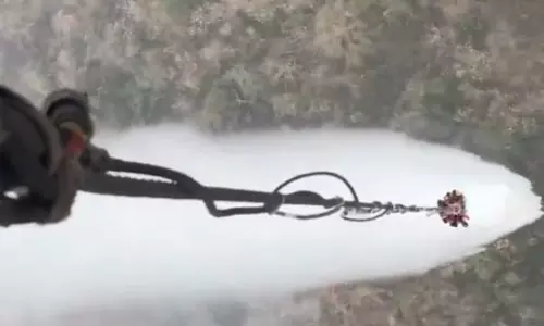अरुणाचल प्रदेश के जंगल में लगी आग को बुझाने के लिए वायुसेना ने हेलिकॉप्टर से किया पानी का छिड़काव