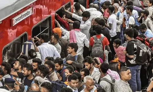 Jabalpur: होली के बाद यात्रियों की संख्या बढ़ी, ट्रेनें फुल होने से परेशानी