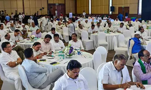 कांग्रेस विधायकों ने CM सिद्धारमैया से सेंट्रल फंड के लिए कानूनी लड़ाई लड़ने की अपील की कांग्रेस विधायकों ने CM सिद्धारमैया से सेंट्रल फंड के लिए कानूनी लड़ाई लड़ने की अपील की