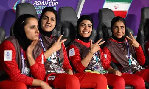 5 ईरानी महिला फुटबॉल खिलाड़ियों को Australia में मानवीय वीजा दिया गया 5 ईरानी महिला फुटबॉल खिलाड़ियों को Australia में मानवीय वीजा दिया गया
