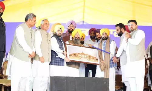 CM Mann ने बाजवा भाइयों पर निशाना साधा, अलग-अलग पार्टियों से उनके जुड़ाव का मज़ाक उड़ाया CM Mann ने बाजवा भाइयों पर निशाना साधा, अलग-अलग पार्टियों से उनके जुड़ाव का मज़ाक उड़ाया