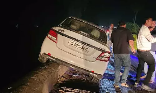 MP : छतरपुर में तेज रफ्तार कार ने स्कूटर को घसीटा, पुल से नीचे पलटी, दो घायल MP : छतरपुर में तेज रफ्तार कार ने स्कूटर को घसीटा, पुल से नीचे पलटी, दो घायल
