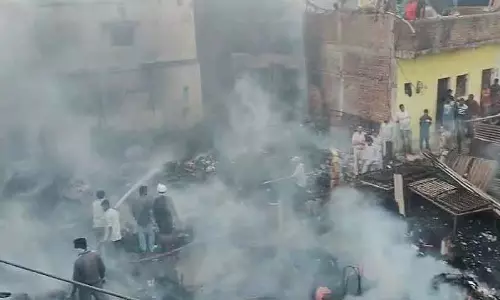 MP : जबलपुर की झुग्गियों में भीषण आग लगने से दर्जन भर से ज़्यादा झोपड़ियाँ जलकर खाक