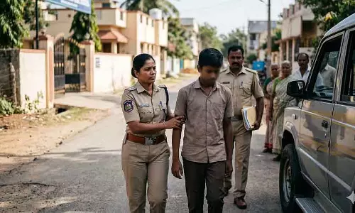 Bellary : क्लासमेट की हत्या करने वाले लड़के को पुलिस के हवाले कर दिया गया Bellary : क्लासमेट की हत्या करने वाले लड़के को पुलिस के हवाले कर दिया गया
