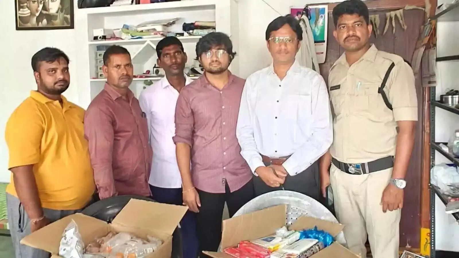 Telangana’s के भूपलपल्ली में अयोग्य चिकित्सकों के क्लिनिक पर छापा Telangana’s के भूपलपल्ली में अयोग्य चिकित्सकों के क्लिनिक पर छापा