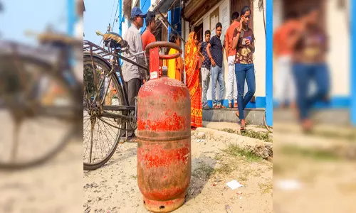 LPG आपूर्ति सुनिश्चित करने के लिए सरकार सख्त, एसेंशियल कमोडिटीज एक्ट लागू LPG आपूर्ति सुनिश्चित करने के लिए सरकार सख्त, एसेंशियल कमोडिटीज एक्ट लागू